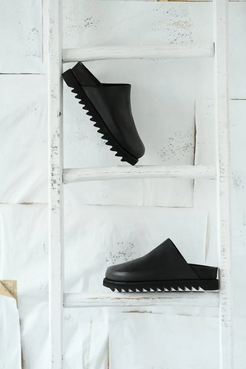 BRK05 Closed Toe Slide in Black