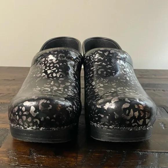 Dansko Professional Women's Pewter Leopard Patent Leather Clog Size 8.5 (EU 39)