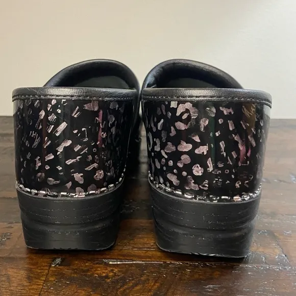 Dansko Professional Women's Pewter Leopard Patent Leather Clog Size 8.5 (EU 39)