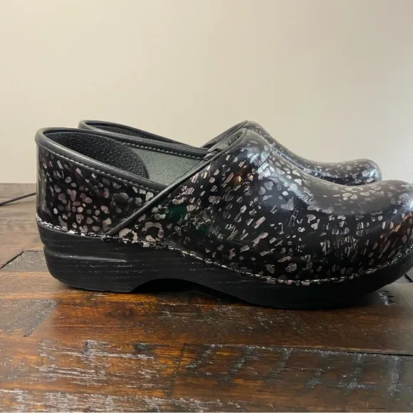 Dansko Professional Women's Pewter Leopard Patent Leather Clog Size 8.5 (EU 39)