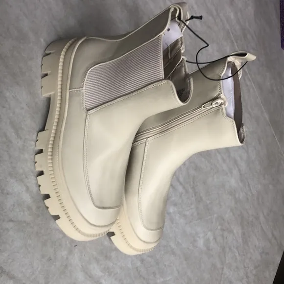 Lane Bryant Woman’s Dream Cloud Faux-Leather Super Lug Bootie Cream Size 7W