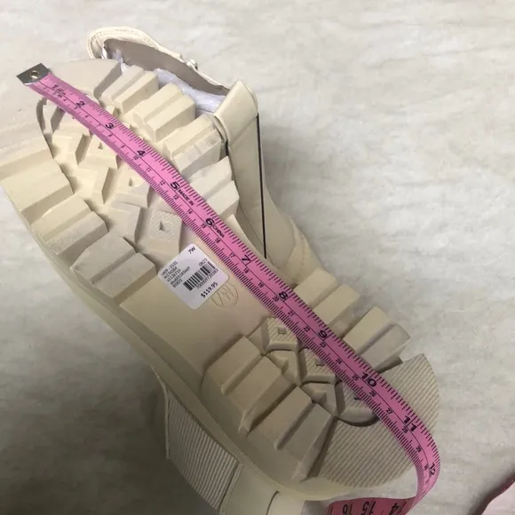 Lane Bryant Woman’s Dream Cloud Faux-Leather Super Lug Bootie Cream Size 7W