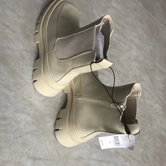 Lane Bryant Woman’s Dream Cloud Faux-Leather Super Lug Bootie Cream Size 7W