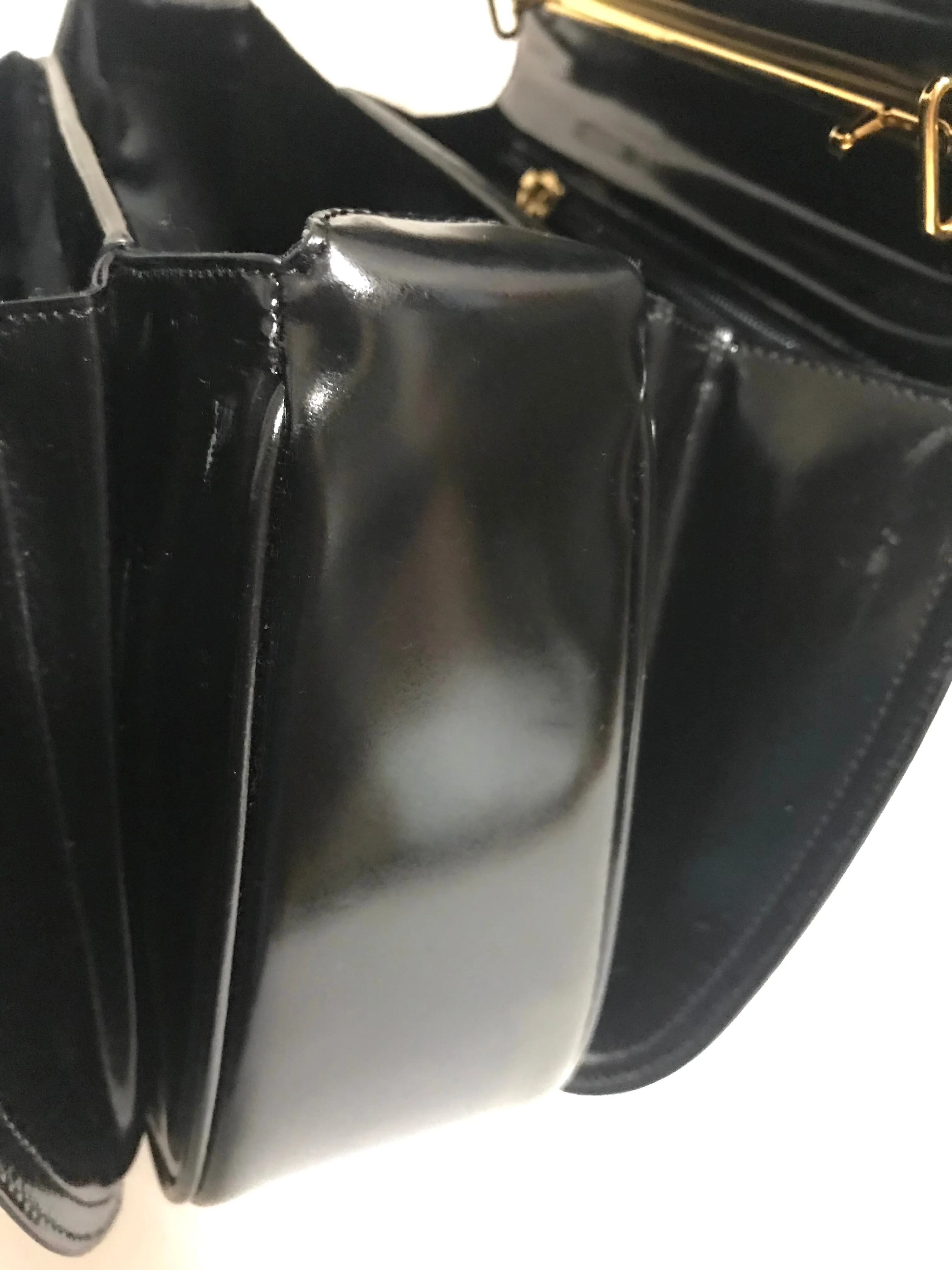 Vintage MOSCHINO black patent enamel Kelly style handbag with M logo and heart motifs. Masterpiece by Redwall. 050323re4