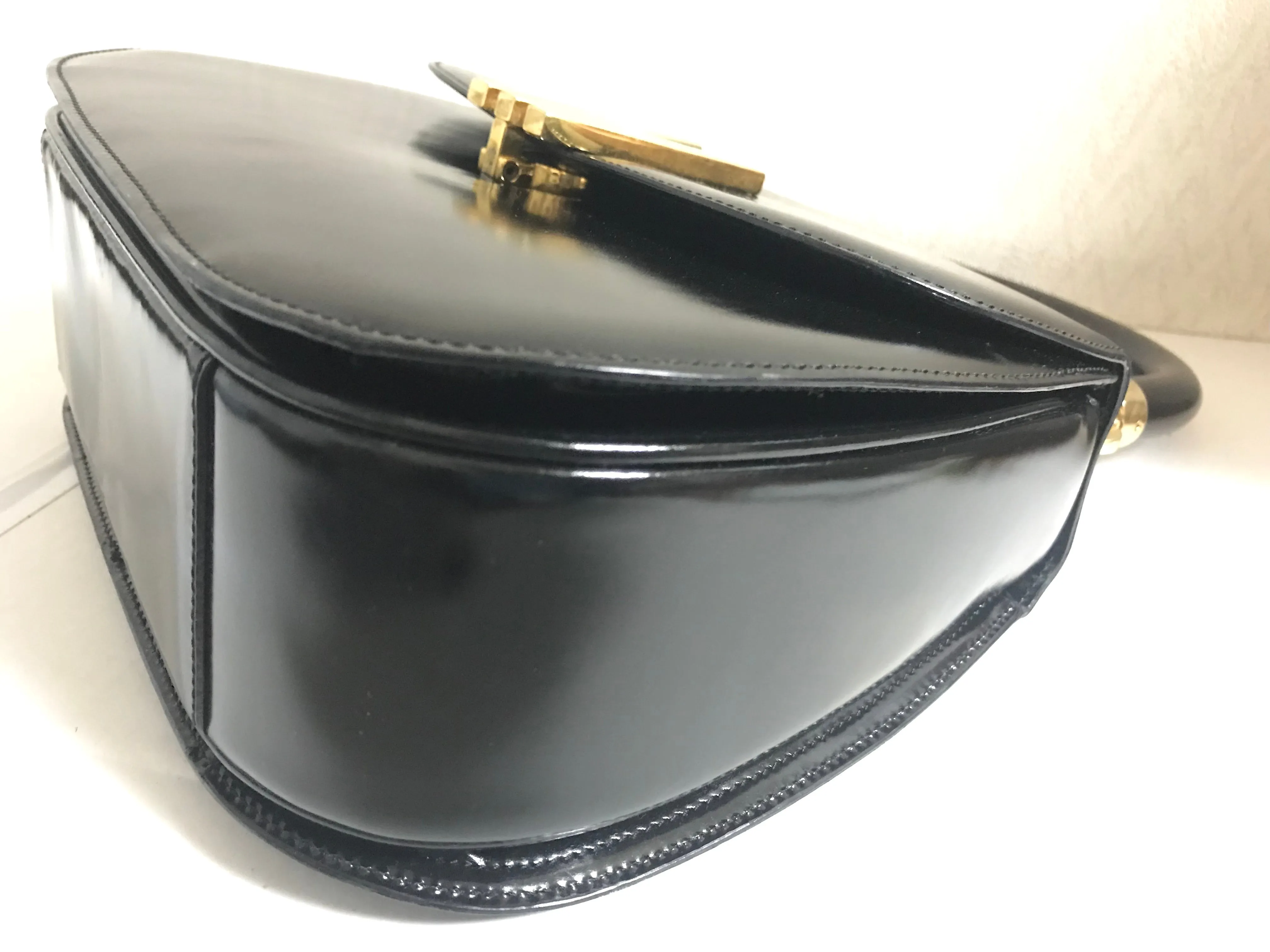 Vintage MOSCHINO black patent enamel Kelly style handbag with M logo and heart motifs. Masterpiece by Redwall. 050323re4