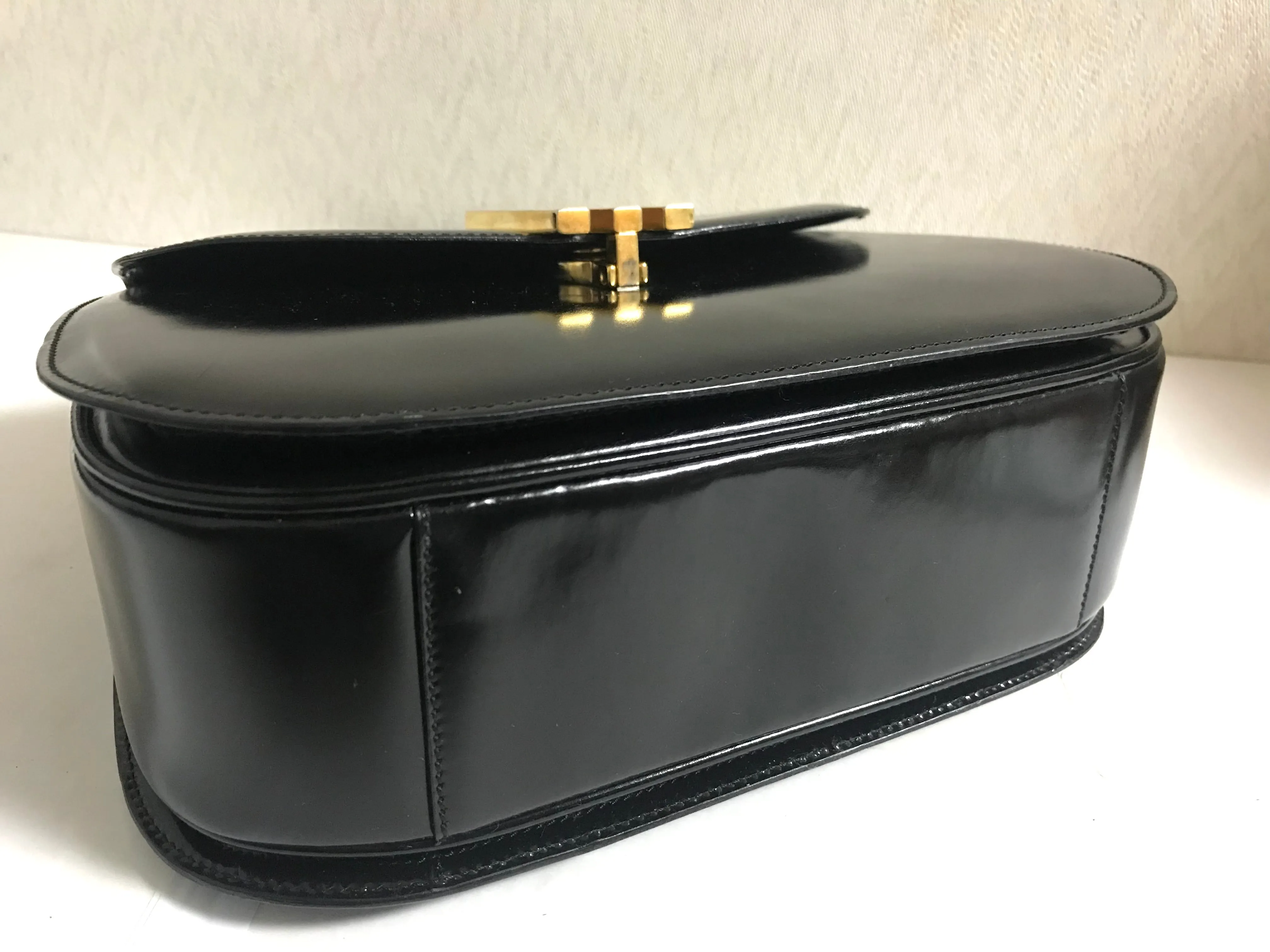 Vintage MOSCHINO black patent enamel Kelly style handbag with M logo and heart motifs. Masterpiece by Redwall. 050323re4